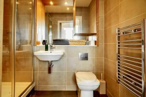 ein Bad mit einem WC, einem Waschbecken und einer Dusche in der Unterkunft Comfort Stay Apartment - Haywards Heath in Haywards Heath