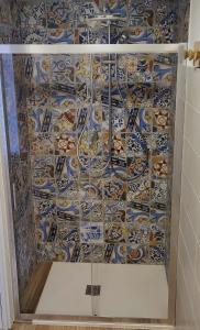 ein Bad mit einer Dusche mit Mosaikfliesen in der Unterkunft Seaside Sartoria in Bari