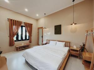 Ένα ή περισσότερα κρεβάτια σε δωμάτιο στο XOM House Biển Hồ