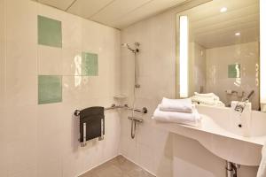 Koupelna v ubytování B&B HOTEL Cergy Port 4 étoiles