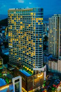 Muong Thanh Luxury Ha Long Centre II في ها لونغ: مبنى طويل في مدينة في الليل