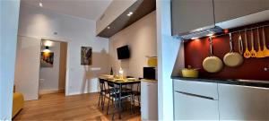 een keuken met een aanrecht en een tafel met stoelen bij TRIBVNI PLEBIS Apartment in Rome