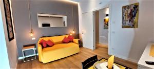 een slaapkamer met een geel bed met rode kussens bij TRIBVNI PLEBIS Apartment in Rome