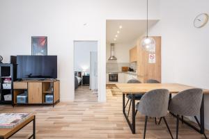 Televízia a/alebo spoločenská miestnosť v ubytovaní Delta Curve Apartment