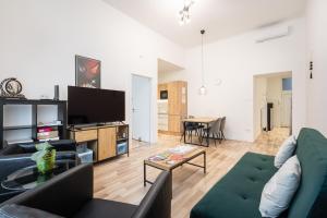 Televízia a/alebo spoločenská miestnosť v ubytovaní Delta Curve Apartment