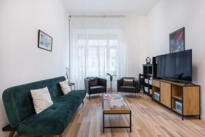 Televízia a/alebo spoločenská miestnosť v ubytovaní Delta Curve Apartment