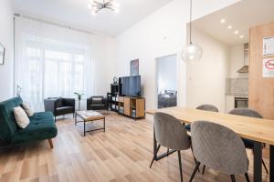 Televízia a/alebo spoločenská miestnosť v ubytovaní Delta Curve Apartment