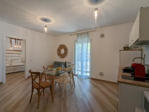 una cucina e una sala da pranzo con tavolo e sedie di Appartamento Livia a Polignano a Mare