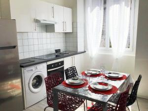 Kuchyňa alebo kuchynka v ubytovaní Appartements Sun, parking, centre ville , proche Sanctuaires