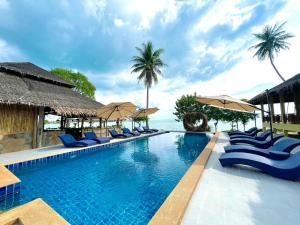 Swimming pool sa o malapit sa Absolute Beachfront Resort