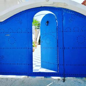 a blue door with an archway at Maison à El Omrane . in Tunis