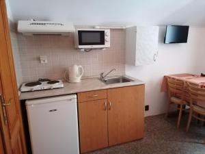 Kuchyňa alebo kuchynka v ubytovaní Apartmány 670 pod Lysou horou