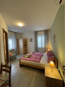 una camera con un grande letto di Ferienwohnungen Sponchie a Lazise