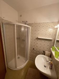 bagno con doccia e lavandino di Ferienwohnungen Sponchie a Lazise