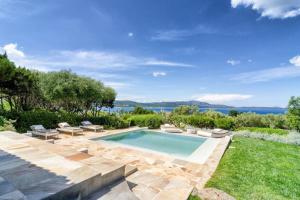 een afbeelding van een zwembad in een achtertuin bij Luxury Villa in Porto Rotondo in Porto Rotondo