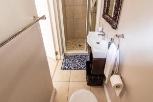 Un baño pequeño con lavabo e inodoro. en 25A Oyster, en Durban