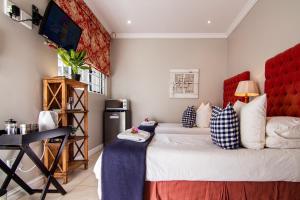 Habitación con 2 camas y escritorio. en 25A Oyster, en Durban