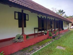 Taman di luar Kuruvinakunnel Tharavadu