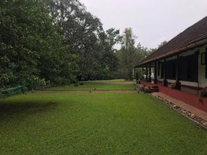 Taman di luar Kuruvinakunnel Tharavadu