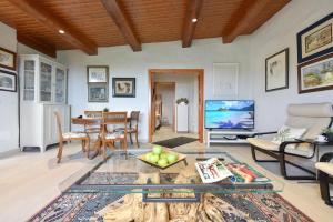 Televízia a/alebo spoločenská miestnosť v ubytovaní La Casa de Arriba Arucas by VillaGranCanaria