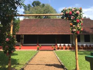 Taman di luar Kuruvinakunnel Tharavadu