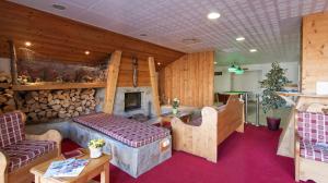 ein Wohnzimmer mit Kamin und Holzwänden in der Unterkunft Résidence Labellemontagne Rochebrune LE VALLON**** in Orcières