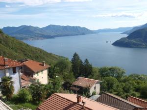 a view of a large body of water with houses at Appartamento Adlerhorst in Maccagno Superiore