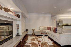 A seating area at 2721 Chateaux DMont Condo