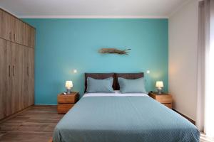 Ένα ή περισσότερα κρεβάτια σε δωμάτιο στο Villa Melias, luxurious villa with superb view of the islands, 400 m from the sea