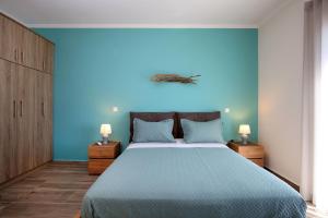 Posteľ alebo postele v izbe v ubytovaní Villa Melias, luxurious villa with superb view of the islands, 400 m from the sea