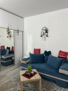 uma sala de estar com um sofá azul e uma mesa em Magic Belleview Sinaia em Sinaia