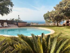 una piscina con vistas al océano en Casale Calabria en Gizzeria