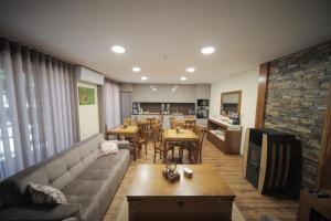 un soggiorno con divano e tavoli e una cucina di Casa da Fonte - Gerês a Geres