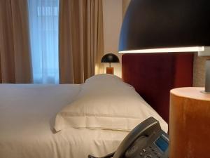 Postel nebo postele na pokoji v ubytování Outside Boutique Hotel