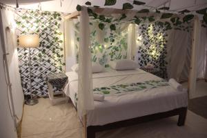 Tempat tidur dalam kamar di Shahrazad Camp in white desert, Egypt