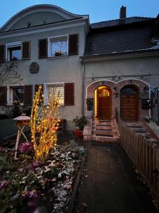 una casa con un portico illuminato di Anno 1919 a Norimberga