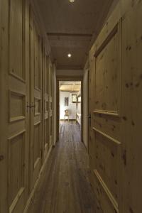 pasillo vacío con puertas de madera y suelo de madera en Chesa Sur Puoz 15 - Samedan en Samedan