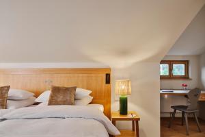a bedroom with a bed and a desk at Bachmair Weissach See-Apartments in Rottach-Egern