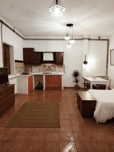 ナルニにあるCasale del Tempo Lentoのベッド1台付きの部屋、テーブル付きのキッチンが備わる客室です。