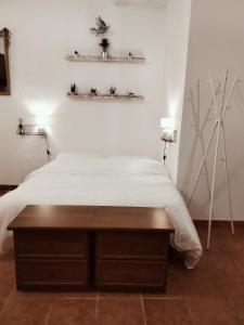 ナルニにあるCasale del Tempo Lentoのベッドルーム1室(ベッド1台、木製テーブル付)