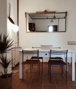1 mesa y 2 sillas en una habitación con espejo en Casale del Tempo Lento, en Narni