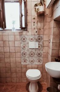 y baño con aseo y lavamanos. en Casale del Tempo Lento, en Narni