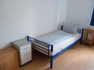 Apartments K11 für Monteure in Chemnitz房間的床