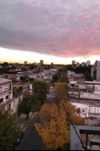 una vista de una ciudad con un cielo nublado en Departamento 2 ambientes a estrenar en Buenos Aires