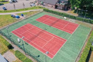 una vista aérea de dos pistas de tenis en un campo en Park Drentheland, en Zorgvlied