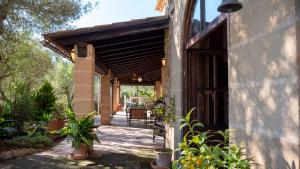 - une entrée extérieure pour une maison avec une terrasse dans l'établissement Es Talaiot, à Puigpunyent