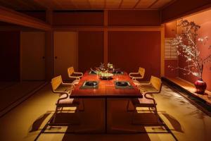 a dining room with a table and chairs at 萌蘖　露天風呂とサウナがある現代の湯治場 in Kagoshima