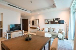 A television and/or entertainment centre at HiGuests - Spacious 1BR in Dubai Marina With Amazing Views