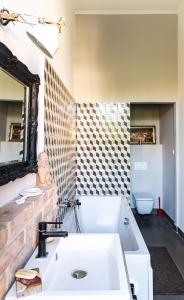 ein Bad mit einem Waschbecken und einem WC in der Unterkunft Stylishly redecorated apartment in great location in Budapest