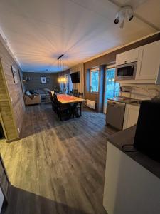 eine Küche und ein Wohnzimmer mit einem Tisch im Zimmer in der Unterkunft Vasabyn Fjällhem in Sälen
